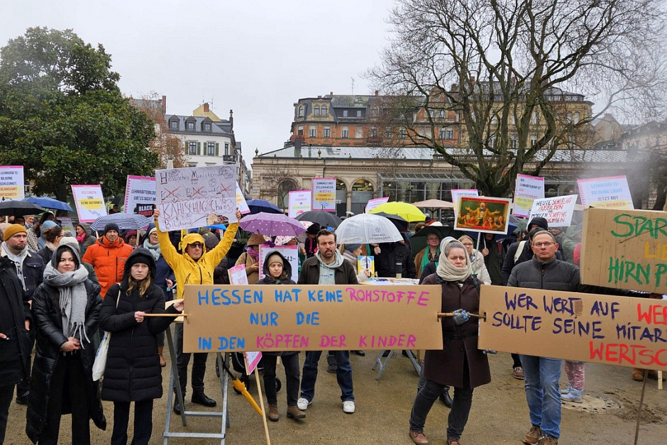 Unter dem klaren Motto „Bildung geht uns alle an“ versammelten sich am Samstag, 29. November 2025, mehr als 200 Ausbildungskräfte und Unterstützer aus ganz Hessen auf dem Wiesbadener Kranzplatz. Die Demonstranten, darunter Personalräte der Studienseminare, Seminarleitungen und Vertreter großer Verbände, setzten ein unmissverständliches Zeichen gegen die geplanten Kürzungen in der Lehrkräftebildung durch die Landesregierung.