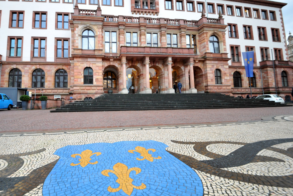 Stadtverordnetenversammlung Wiesbaden tagt öffentlich im Rathaus. Drogenszene, Haushaltssanierung, Bevölkerungsschutz und Investitionen stehen auf der Agenda.