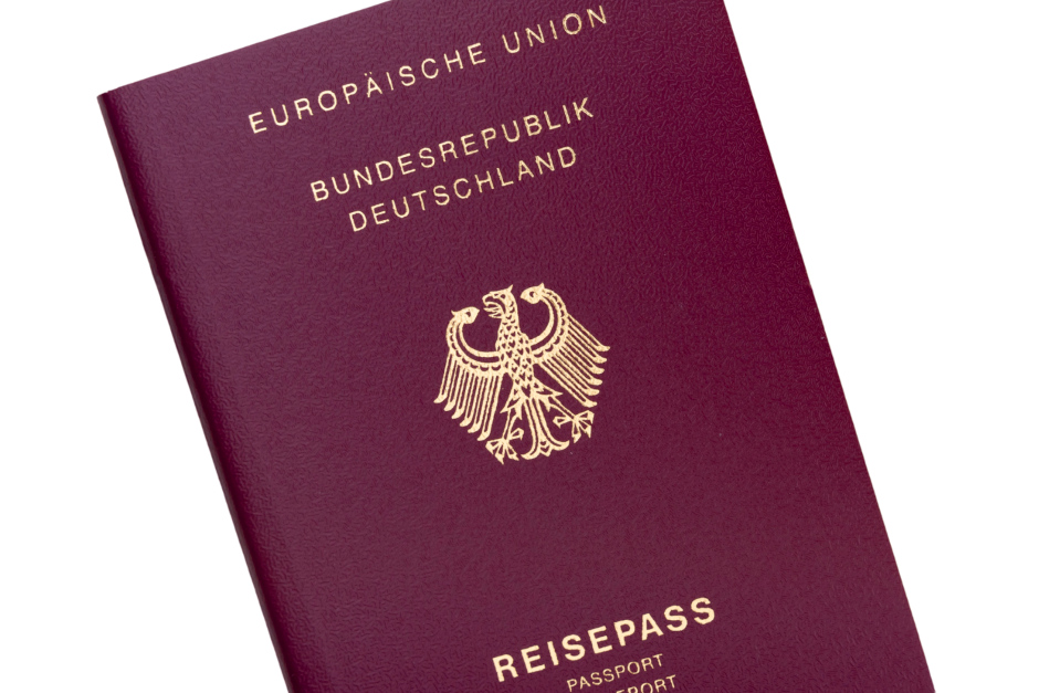 „Wichtig vor Weihnachten: Personalausweise und Reisepässe können in Wiesbaden nur am 22. und 23. Dezember ohne Termin abgeholt werden – in ausgewählten Ortsverwaltungen wie Bierstadt, Biebrich, Dotzheim, Kostheim, Naurod, Nordenstadt und Auringen.“