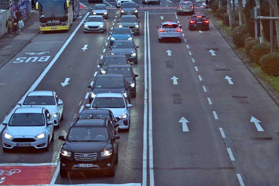Drei wichtige Straßenbauprojekte in Wiesbaden sind pünktlich zu den Weihnachtsferien abgeschlossen: Auf der Mainzer Straße, in der Holzstraße sowie auf Fischzuchtweg und Hupfeldweg/Unterer Gewachsenestein läuft der Verkehr seit Freitag, 19. Dezember, wieder regulär.