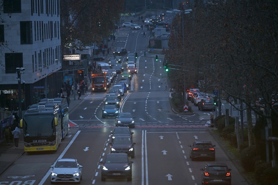 Schwalbacher Straße Wiesbaden: Neue Verkehrsführung mit vierter Spur freigegeben Verkehrsdezernent Kowol gibt vierten Fahrstreifen frei – Besserer Fluss trotz Baustellen, Vorbereitung auf Fernwärme und Grünflächen-Offensive.