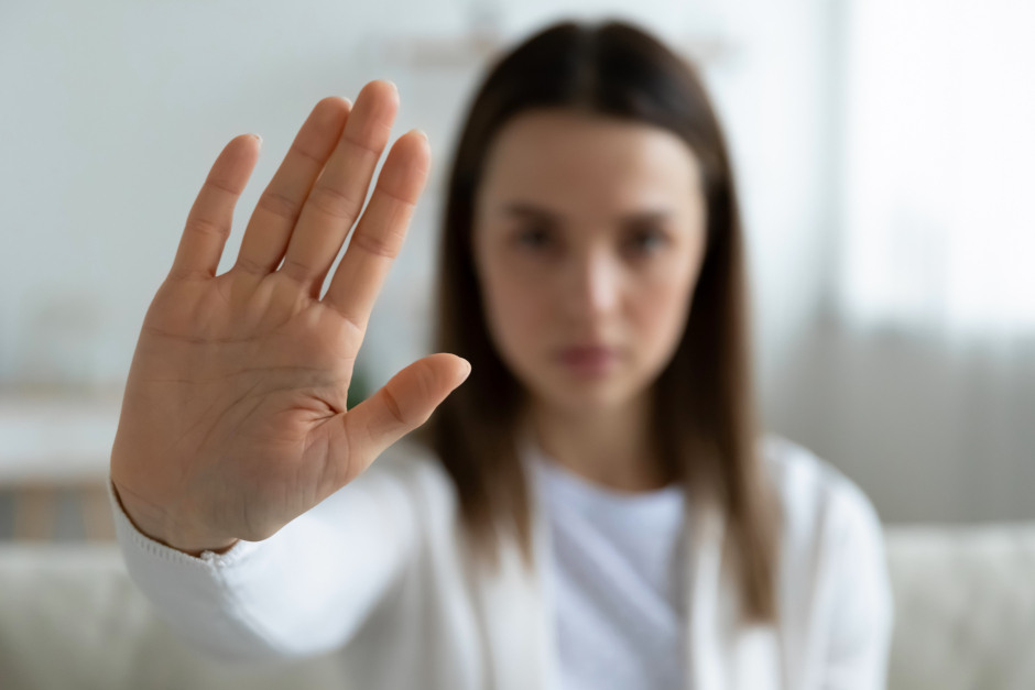 In 40 Bussen von ESWE Verkehr in Wiesbaden wird aktuell auf das Angebot medizinischer Soforthilfe nach Vergewaltigung hingewiesen.