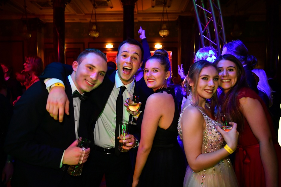 In wenigen Tagen verabschiedet Wiesbaden das Jahr 2025 mit einem Paukenschlag. Die traditionelle Silvester-Gala im Kurhaus setzt dieses Mal auf eine futuristische Mitternachts-Show: Statt klassischem Feuerwerk erleuchten 200 Drohnen den Nachthimmel über dem Bowling Green. Wir haben alle Details zu Programm, Tickets und den exklusiven Tombola-Preisen.