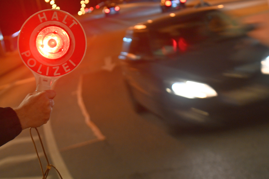 Verbotenes Kraftfahrzeugrennen in Wiesbaden-Biebrich: Audi A5 rast in Zone 30 – Polizistin muss ausweichen