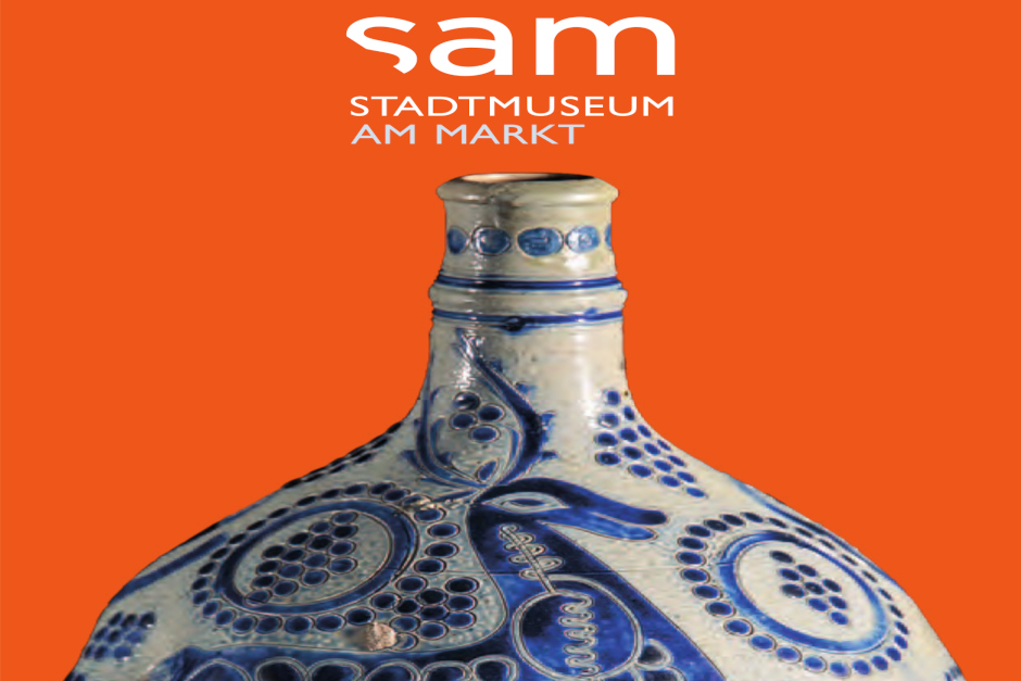 Am Samstag, 6. Dezember, lädt das sam – Stadtmuseum am Markt, Marktplatz Wiesbaden, im Rahmen der Sonderausstellung Grau, Blau, Geritzt – Westerwälder Steinzeug zu zwei besonderen Veranstaltungen ein. Zunächst gibt es eine Führung durch die Ausstellung, gefolgt von einer offenen Werkstatt bei der Teilnehmer eigene Ornamente im Stil des Westerwälder Steinzeugs mit Ton und Werkzeug gestalten können.