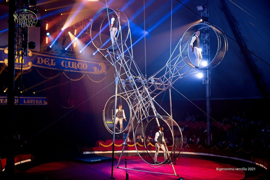 Weihnachtscircus Wiesbaden vom 18. Dezember 2025 bis 5. Januar 2026. Atemberaubende Circus-Show mit Weltpremieren und Adrenalin-Kicks für die ganze Familie auf dem Wiesbadener Festplatz Gibber Kerb.