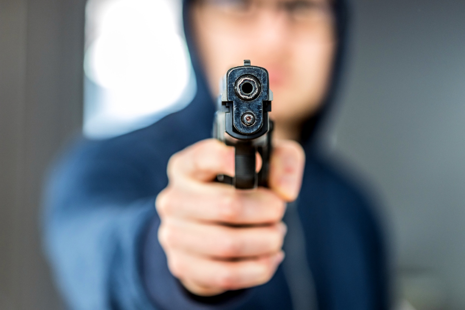 Täter mit Schreckschusswaffe in Wiesbadener Innenstadt am Donnerstag festgenommen. Aufmerksamer Mitarbeiter verhindert Ladendiebstahl.