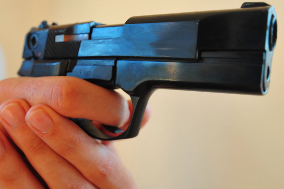 Ein Mann aus Mainz wurde am Samstagabend auf einer Parkbank in der Kasteler in Wiesbaden mit einer Pistole bedroht und beraubt. Die Polizei sucht Zeugen der Tat, bei der drei junge Männer mit arabischem Phänotyp flüchteten.​