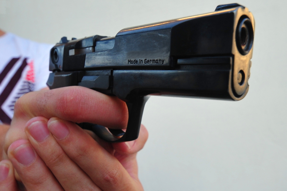 Tankstellenüberfall in Wiesbaden am Freitagabend. 15-Jähriger nach bewaffnetem Raub von der Polizei festgenommen.