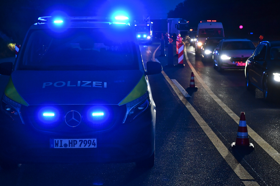 Eine 32-jährige Autofahrerin verursachte in der Nacht von Freitag auf Samstag auf der A66 bei der Ausfahrt Mainzer Straße in Wiesbaden einen Unfall unter Alkoholeinfluss. Über 0,5 Promille führten zu Führerscheinsicherstellung und Blutentnahme.