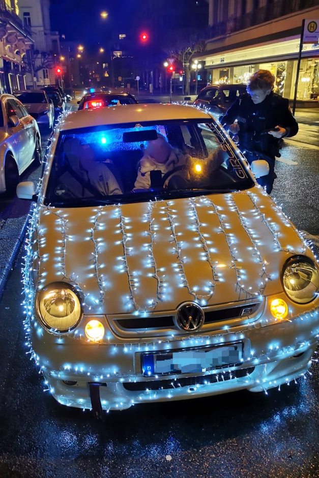 Ein weihnachtlich dekorierter VW Up hat am Samstagabend auf der Wiesbadener Wilhelmstraße für Aufsehen gesorgt – und endete schließlich in einer Verkehrskontrolle. Die Polizei stoppte das üppig beleuchtete Auto, verhängte 25 Euro Verwarnungsgeld und ließ die Lichterketten noch vor Ort entfernen.