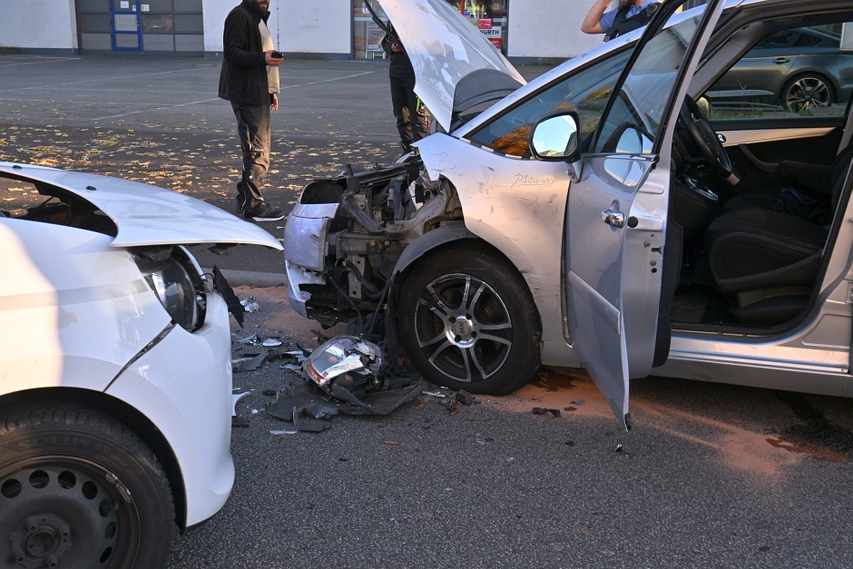 Der Fahrer eines Pkw verursachte in Wiesbaden einen Verkehrsunfall und flüchtete anschließend.