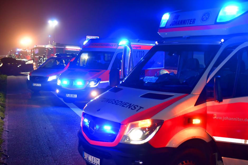 Auffahrunfall auf der A3 am Dienstagnachmittag: Zwei Verletzte und drei kaputte Autos – Massiver Stau vor Wiesbadener Kreuz.