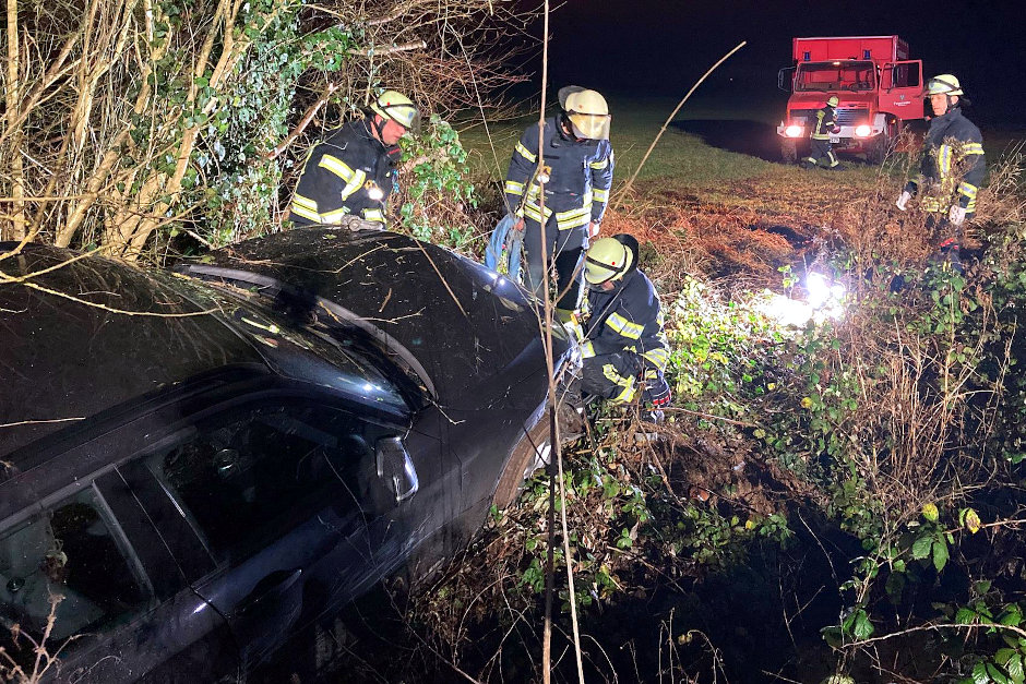 Unfall in Wiesbaden-Igstadt: Pkw stürzte am Montagabend in den Wäschbach. Fahrer leicht verletzt.