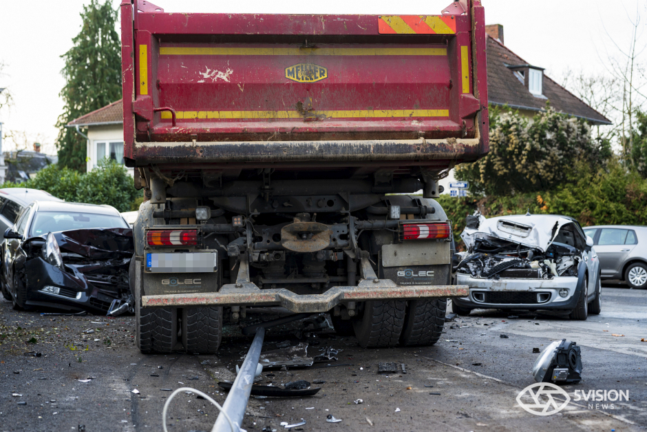 Führerloser Kipplaster überrollt Fahrer in Wiesbaden – Sieben Autos zerstört. Ein schwerer Unfall hat sich am Dienstagnachmittag in der Hegelstraße ereignet. Ein Lkw rollt abschüssig einen Berg hinab.
