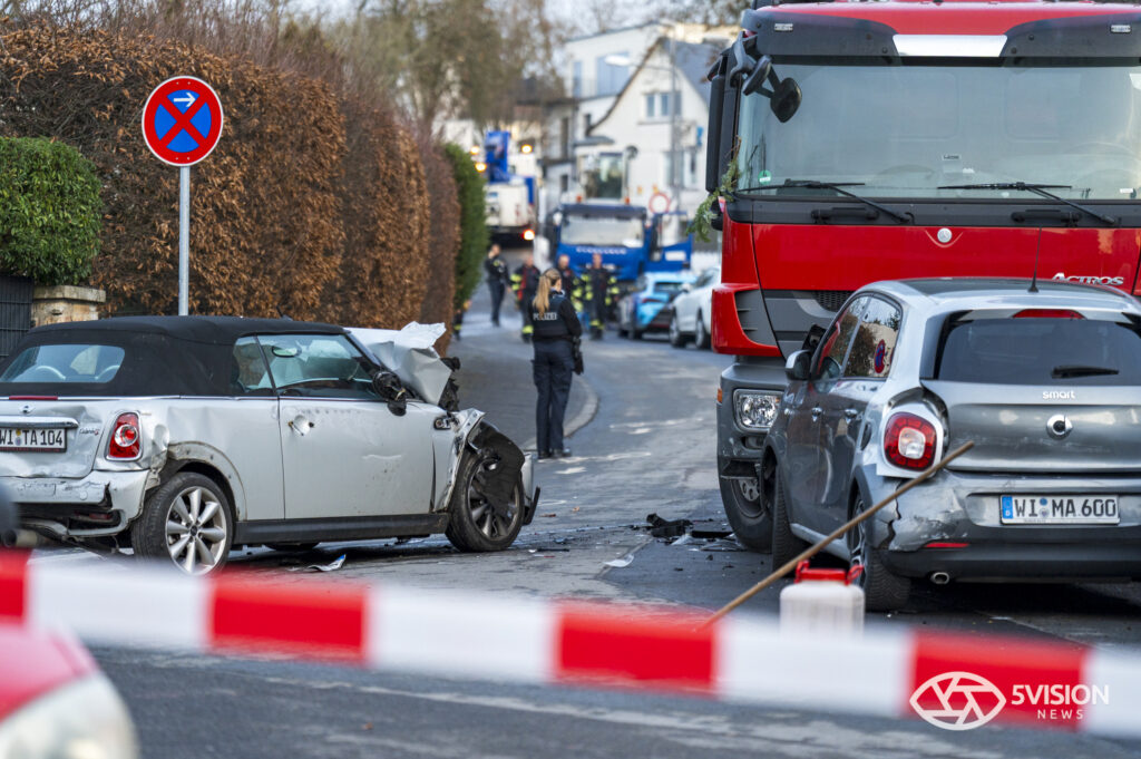 Führerloser Kipplaster überrollt Fahrer in Wiesbaden am Dienstagnachmittag. Sieben Autos zerstört.