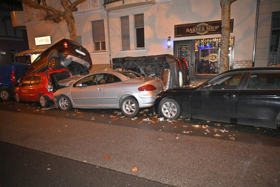 Unfall in Wiesbaden‑Biebrich am späten Montagabend: Linienbus schiebt sieben Autos zusammen – Fahrer wohl medizinisch erkrankt.