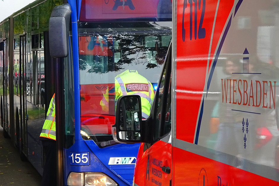 Ein rücksichtsloser Autofahrer hat am Mittwochabend in Wiesbaden einen Linienbus zu einer Notbremsung gezwungen. Zwei Fahrgäste im Alter von 55 und 57 Jahren wurden dabei leicht verletzt, der Pkw flüchtete.