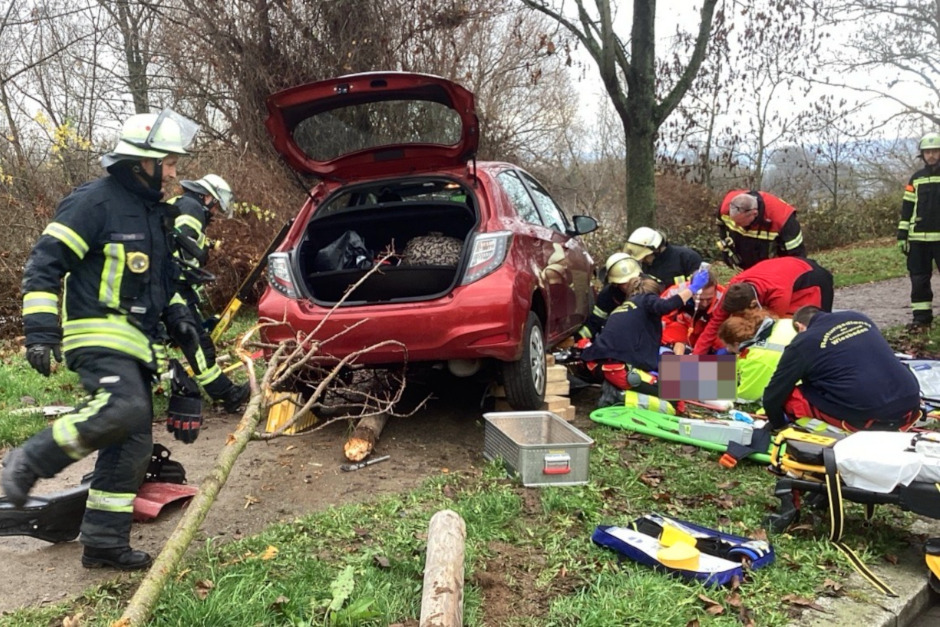 Schwere Kollision in Mainz-Kastel am Donnerstagnachmittag. Auto überfährt Radfahrerin.