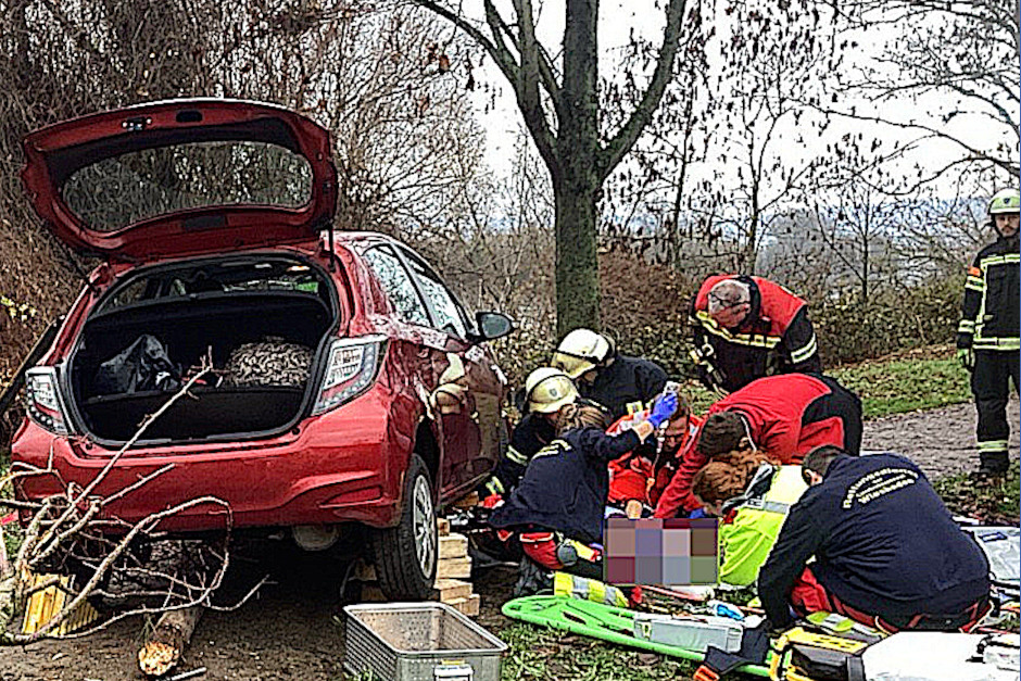 Schwere Kollision in Mainz-Kastel am Donnerstagnachmittag. Auto überfährt Radfahrerin.