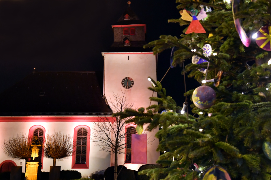 Die Kirchengemeinden in Wiesbaden laden zu Weihnachten und zum Jahreswechsel in ihre Gotteshäuser ein. Krippenspiele, Gottesdienste und Messen. An den Feiertagen finden viele Veranstaltungen in den Kirchen statt.