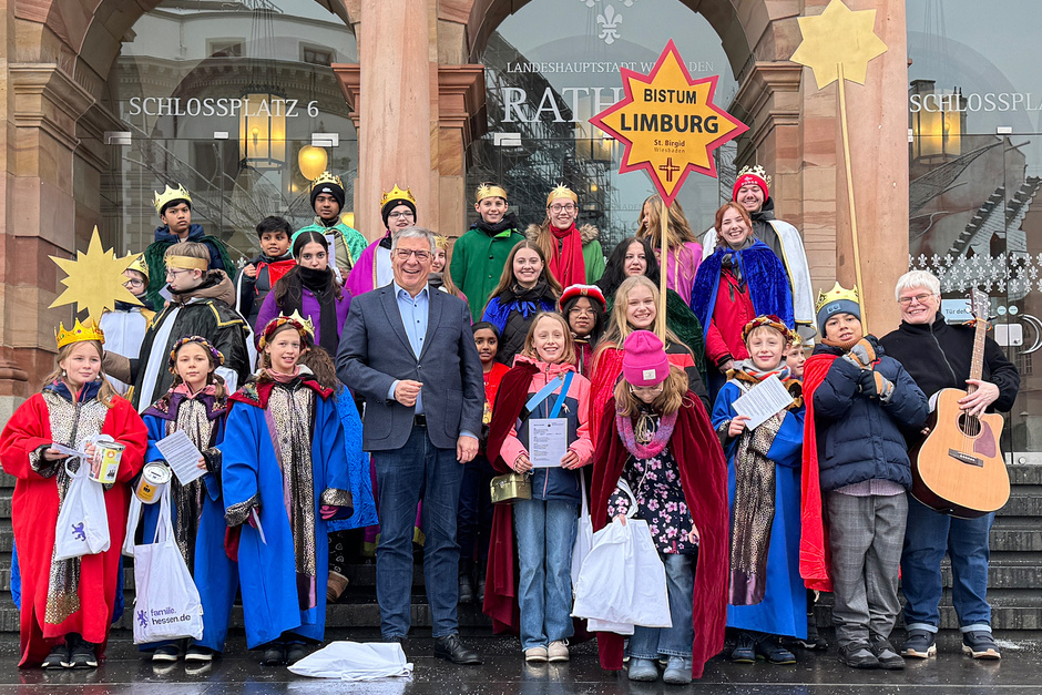 Wiesbadens Oberbürgermeister Gert-Uwe Mende hat die Sternsinger im Rathaus empfangen.