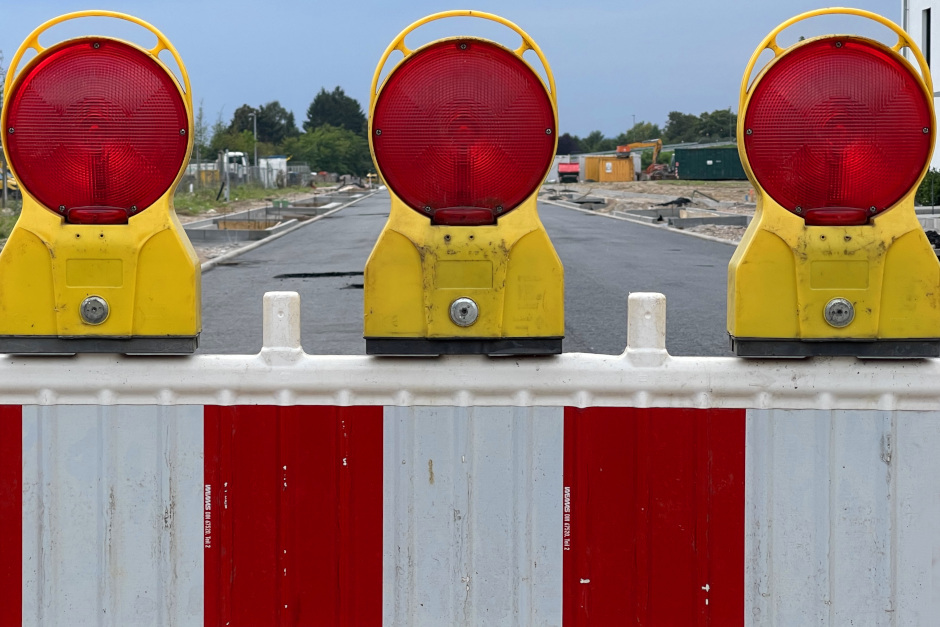 Vollsperrung des Sieglindewegs in Wiesbaden für den Straßenausbau.