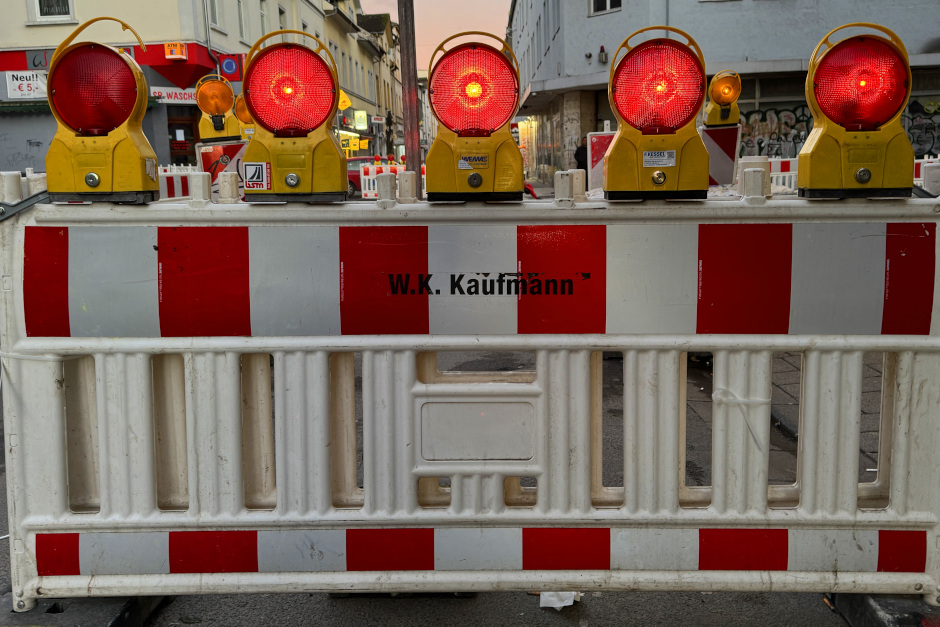 Vollsperrung der Zimmermannstraße in Wiesbaden für Bauarbeiten.