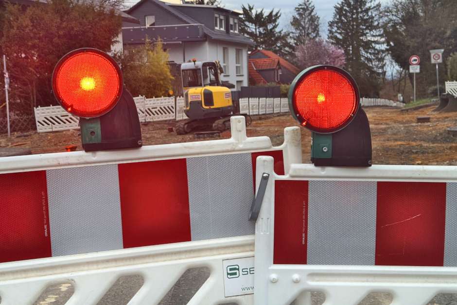 Die Holzstraße in Wiesbaden wird ab 12. Januar 2026 für rund sechs Wochen voll gesperrt – Fahrzeuge und Radfahrer müssen umleiten. Hessenwasser und Stadt erneuern Wasserleitung und Fahrbahn von Hausnummer 20 bis 30