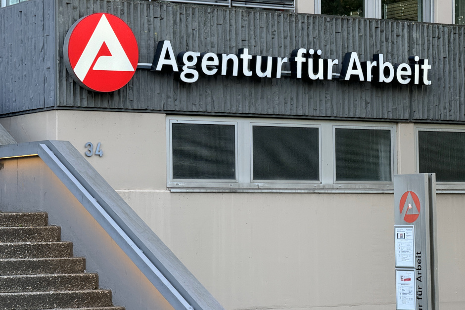 Die Arbeitslosigkeit ist im Bezirk der Agentur für Arbeit Wiesbaden im Dezember 2025 gestiegen.