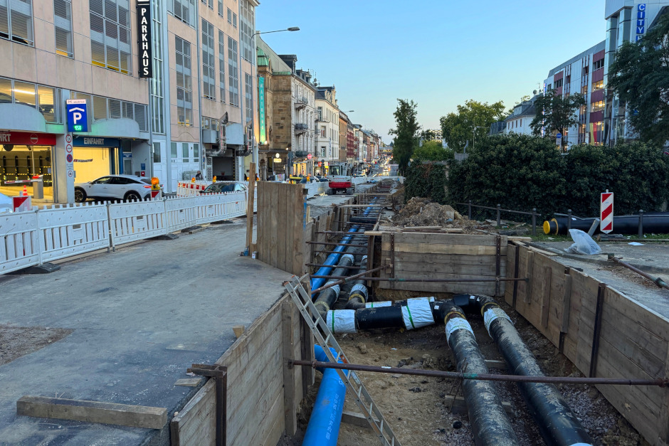 Wiesbaden rüstet sich für die Zukunft der Energieversorgung, doch das hat seinen Preis für den Verkehrsfluss: Ab Montag, 19. Januar, startet in der Schwalbacher Straße die Verlegung neuer Fernwärmeleitungen. Bis voraussichtlich Ende Juni müssen sich Autofahrer auf Vollsperrungen, Spurzusammenführungen und eine komplett neue Verkehrsführung zwischen Rheinstraße und Emser Straße einstellen.