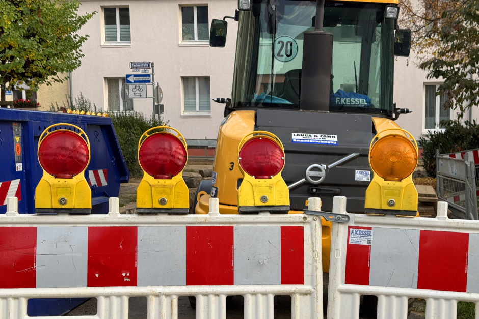 Sperrung der Grillparzerstraße und der Nebenfahrbahn Biebricher Allee in Wiesbaden-Südost für Bauarbeiten.