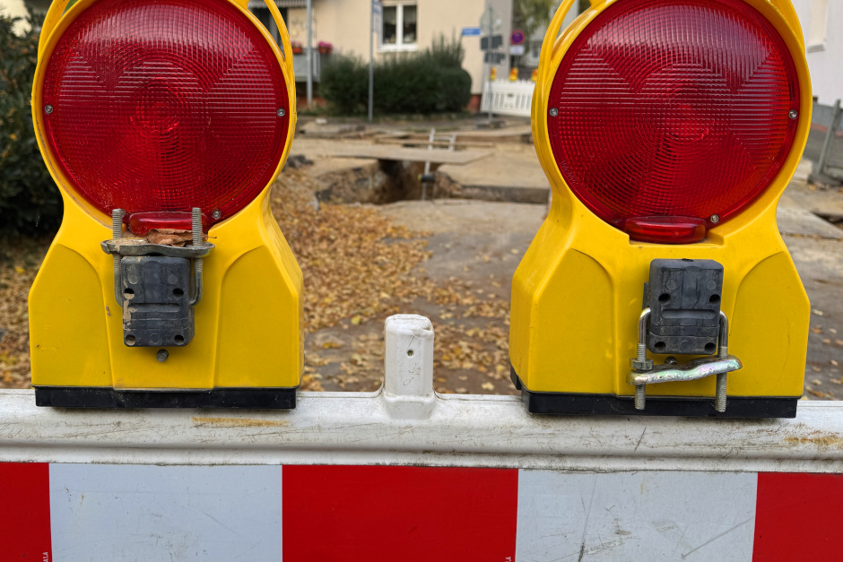 Wasserrohrbruch sorgt für Chaos: Die Straße Dambachtal zwischen Neubauerstraße und Kapellenstraße ist bis einschließlich 19. Januar komplett gesperrt. Umleitung eingerichtet, Einbahnregelung geändert – Radfahrer betroffen, Fußgänger nicht.