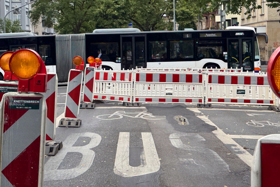 Sperrung der Rechtsabbiegespur in der Schwalbacher Straße in Wiesbaden. Busse werden umgeleitet.