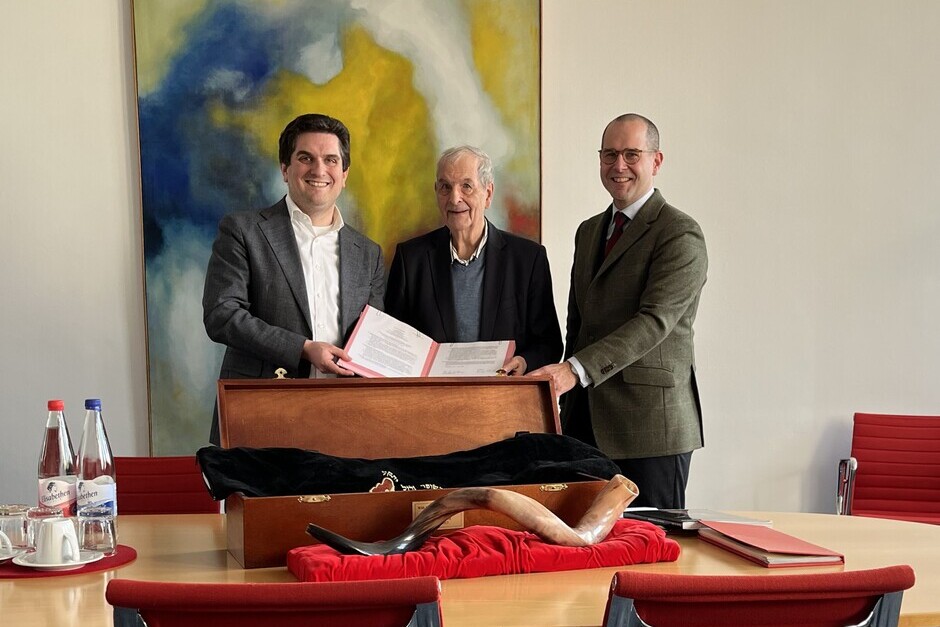 Dr. Manfred Beilharz übergibt seinen künstlerischen Vorlass ans Stadtarchiv Wiesbaden.