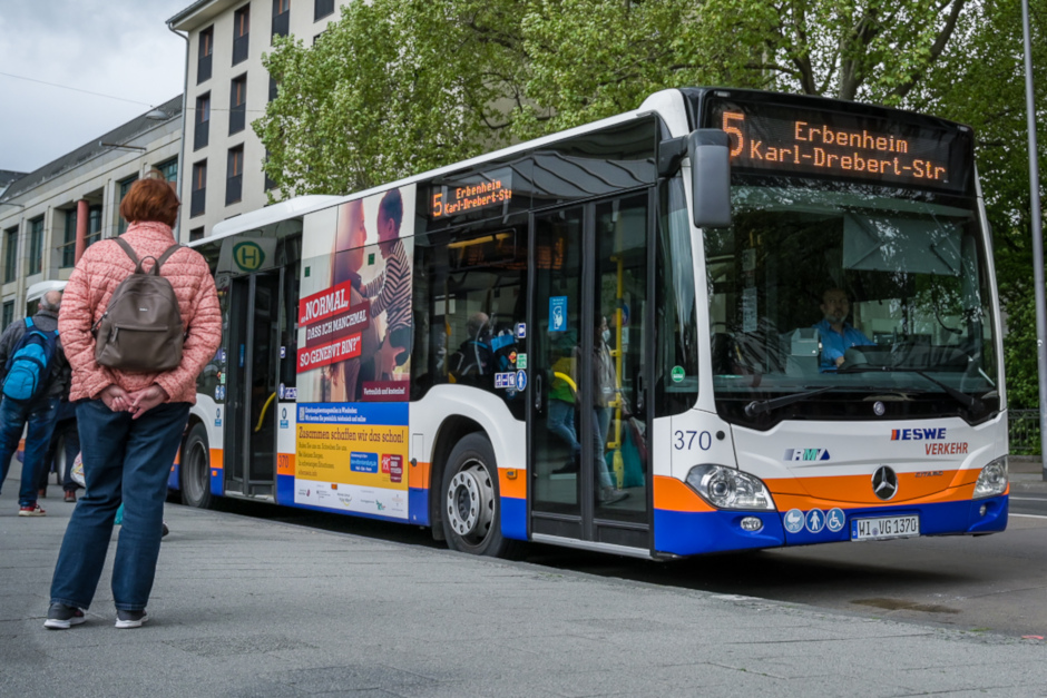 Fahrgäste in der Wiesbadener Innenstadt müssen sich ab kommender Woche auf geänderte Abläufe einstellen. Eine kurzfristig notwendige Notgrabung am Luisenplatz erzwingt ab Montag, 19. Januar, eine Verlegung der gewohnten Wartepositionen für zwei wichtige Buslinien.