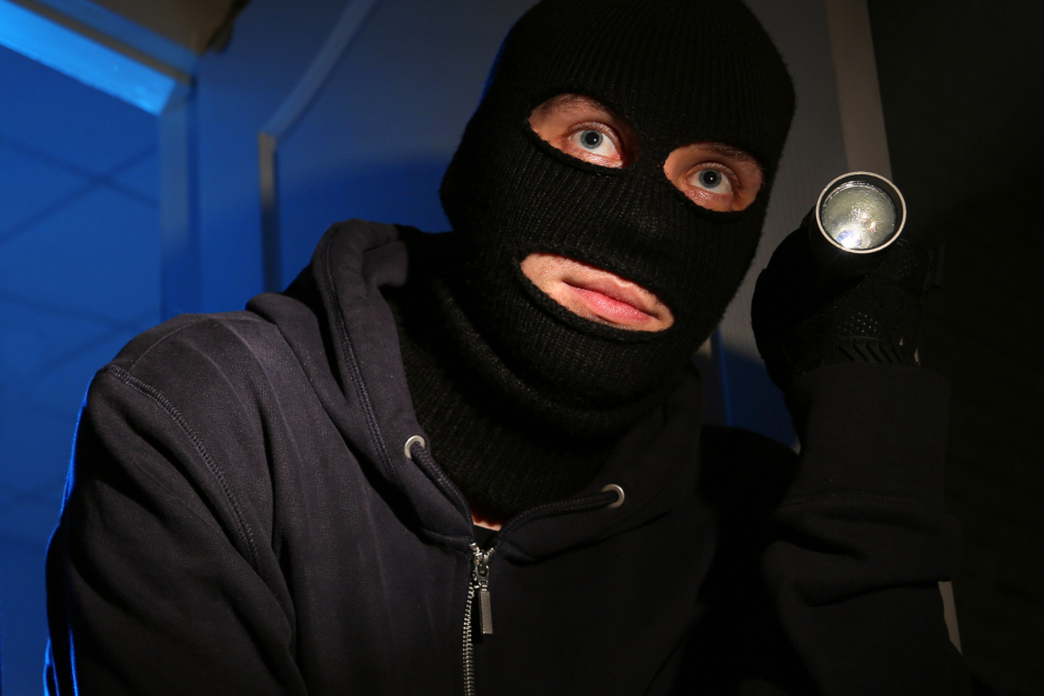 Einbrecher-Welle in Wiesbaden-Nordost: Von Freitag bis Samstag räubern Unbekannte in Trommlerweg, Lahnstraße (Rheingauviertel) und Josef-Brix-Straße – Münzen, Uhren und Schmuck im Wert Tausender gestohlen. Kriminalpolizei sucht Zeugen!