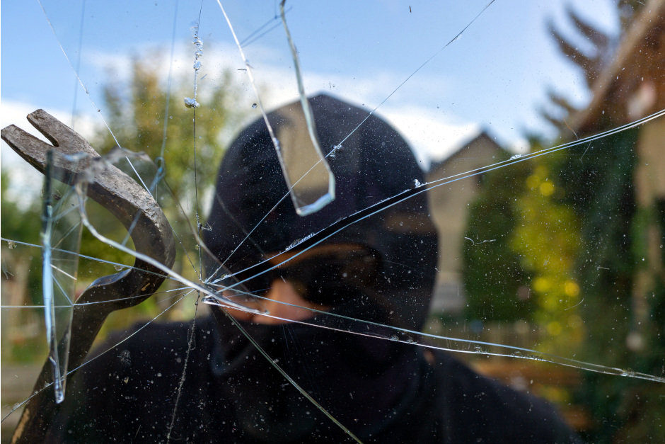 Wohnungseinbruch am Wochenende in Wiesbaden-Schierstein. Die Täter schlugen dazu die Fensterscheibe ein.