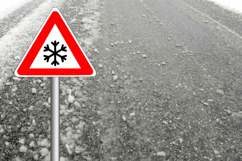 Vorsicht auf Wiesbadens Straßen! Der Deutsche Wetterdienst (DWD) hat soeben eine amtliche Unwetterwarnung für die Landeshauptstadt herausgegeben. Ab den frühen Morgenstunden am Montag droht extremes Glatteis durch gefrierenden Regen. Während die ELW-Räumfahrzeuge bereits in Stellung gehen, müssen sich Pendler auf erhebliche Behinderungen und Ausfälle im Busverkehr einstellen.