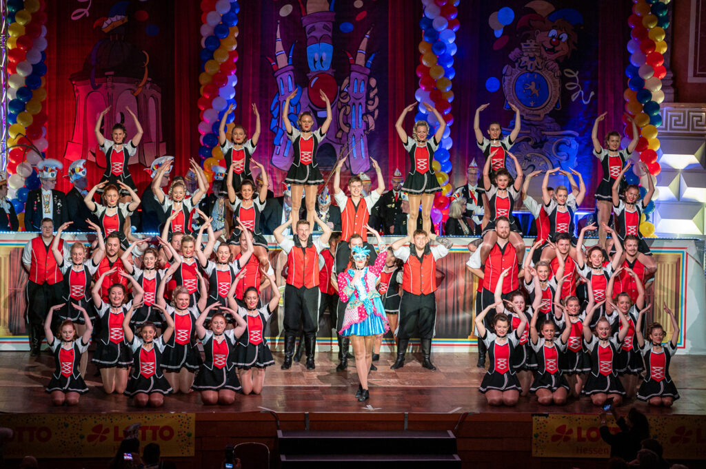 Närrisches Beben im Kurhaus Wiesbaden. DACHO lädt am 25. Januar zur großen Prunksitzung ein – Einzug fast 40 Vereine, Büttenredner, Tanzcorps und Konfetti-Party.