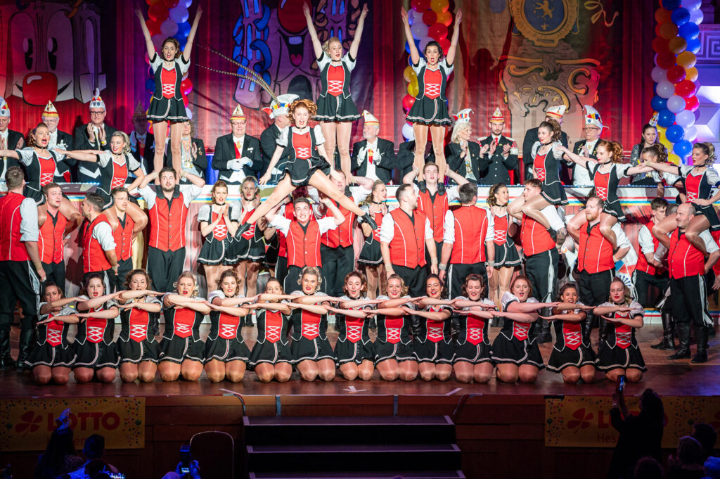 Närrisches Beben im Kurhaus Wiesbaden. DACHO lädt am 25. Januar zur großen Prunksitzung ein – Einzug fast 40 Vereine, Büttenredner, Tanzcorps und Konfetti-Party.