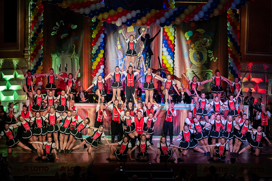 Wenn das Kurhaus seine Tore für die Narren öffnet, ist Glanz garantiert. Die DACHO-Prunksitzung feierte am Wochenende nicht nur 77 Jahre Fastnachtsumzug, sondern auch ihren Sitzungspräsidenten Andreas Taschler. Doch hinter den glitzernden Fassaden der Tradition mischt sich eine brennende Frage unter das Helau: Wie sieht die Fastnacht 3.0 aus, die auch junge Wiesbadener wieder begeistert?