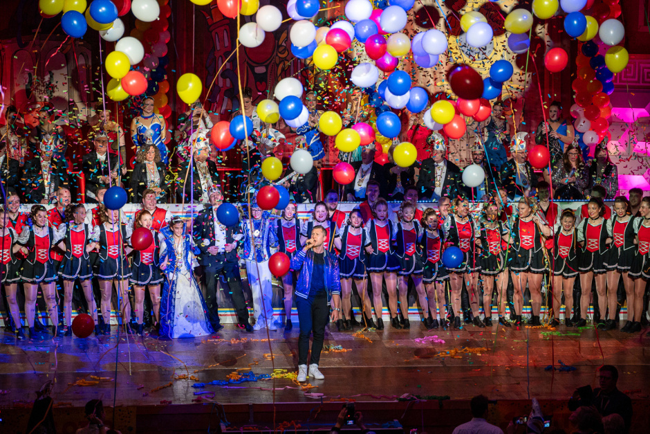 Närrisches Beben im Kurhaus Wiesbaden. DACHO lädt am 25. Januar zur großen Prunksitzung ein – Einzug fast 40 Vereine, Büttenredner, Tanzcorps und Konfetti-Party.