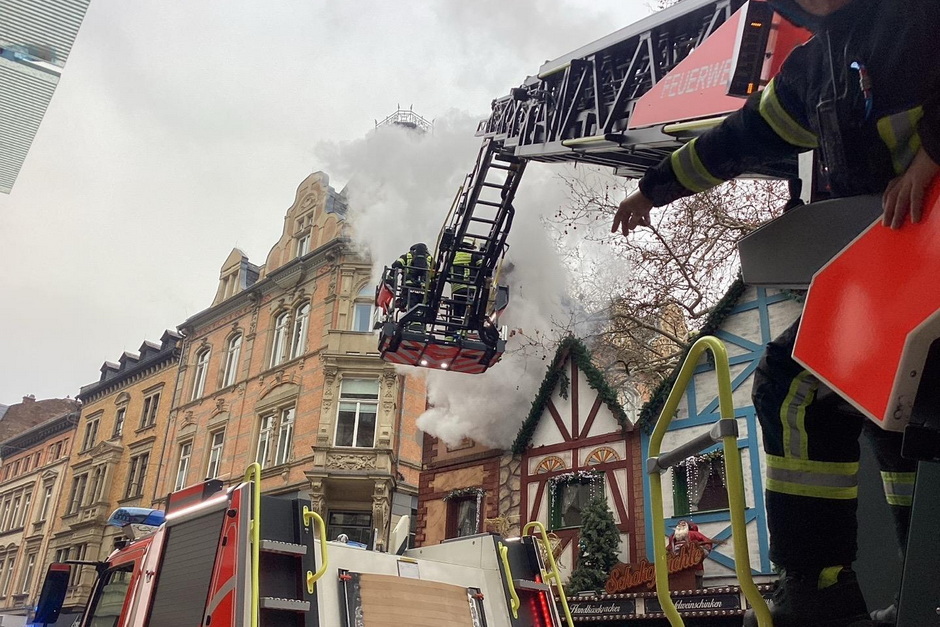 Brand an einem Verkaufsstand bei der Winterstubb in Wiesbaden