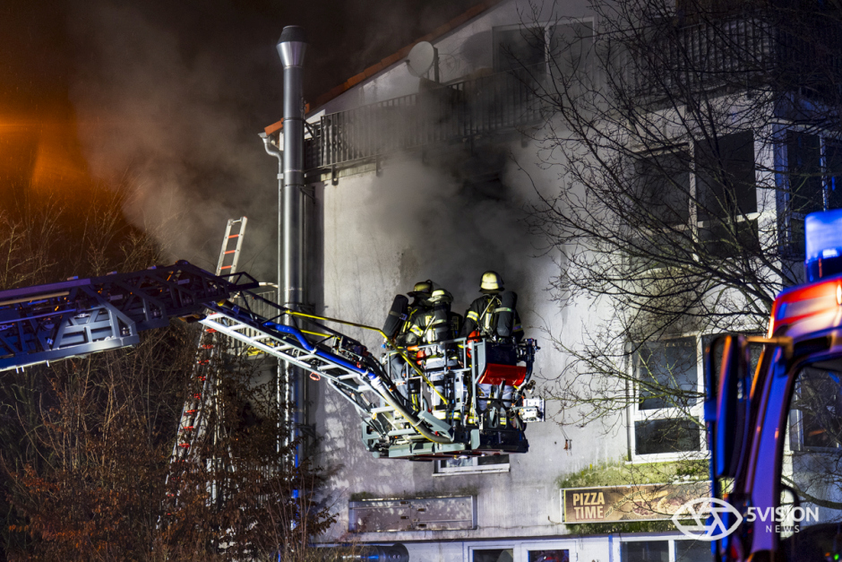 Großeinsatz in Mainz-Kostheim: Feuerwehr Wiesbaden bekämpft lodernden Brand in leerstehendem Haus in der Hochheimer Straße. 47 Einsatzkräfte im Action-Einsatz – Gebäude brannte bereits 2025 und öfter in der Vergangenheit.