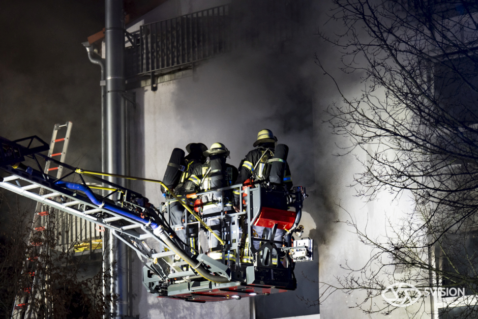 Großeinsatz in Mainz-Kostheim: Feuerwehr Wiesbaden bekämpft lodernden Brand in leerstehendem Haus in der Hochheimer Straße. 47 Einsatzkräfte im Action-Einsatz – Gebäude brannte bereits 2025 und öfter in der Vergangenheit.