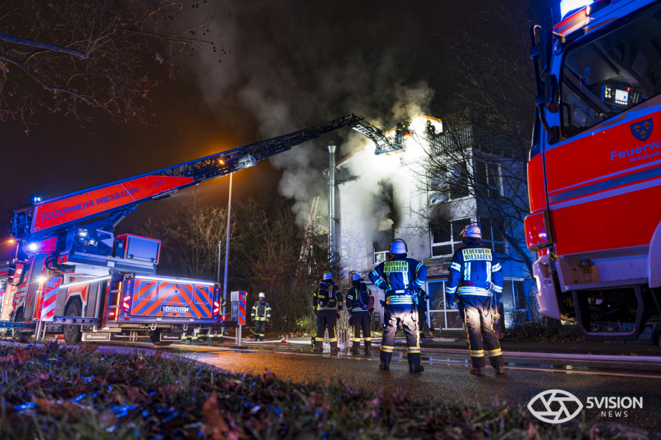 Großeinsatz in Mainz-Kostheim: Feuerwehr Wiesbaden bekämpft lodernden Brand in leerstehendem Haus in der Hochheimer Straße. 47 Einsatzkräfte im Action-Einsatz – Gebäude brannte bereits 2025 und öfter in der Vergangenheit.