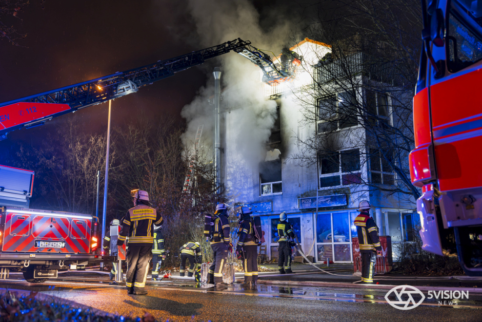 Großeinsatz in Mainz-Kostheim: Feuerwehr Wiesbaden bekämpft lodernden Brand in leerstehendem Haus in der Hochheimer Straße. 47 Einsatzkräfte im Action-Einsatz – Gebäude brannte bereits 2025 und öfter in der Vergangenheit.