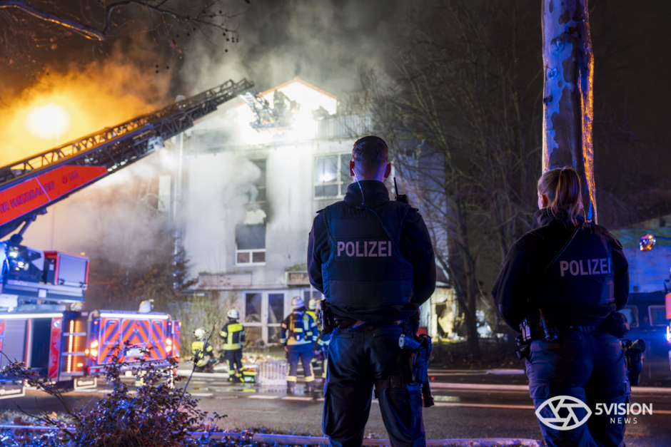 Großeinsatz in Mainz-Kostheim: Feuerwehr Wiesbaden bekämpft lodernden Brand in leerstehendem Haus in der Hochheimer Straße. 47 Einsatzkräfte im Action-Einsatz – Gebäude brannte bereits 2025 und öfter in der Vergangenheit.