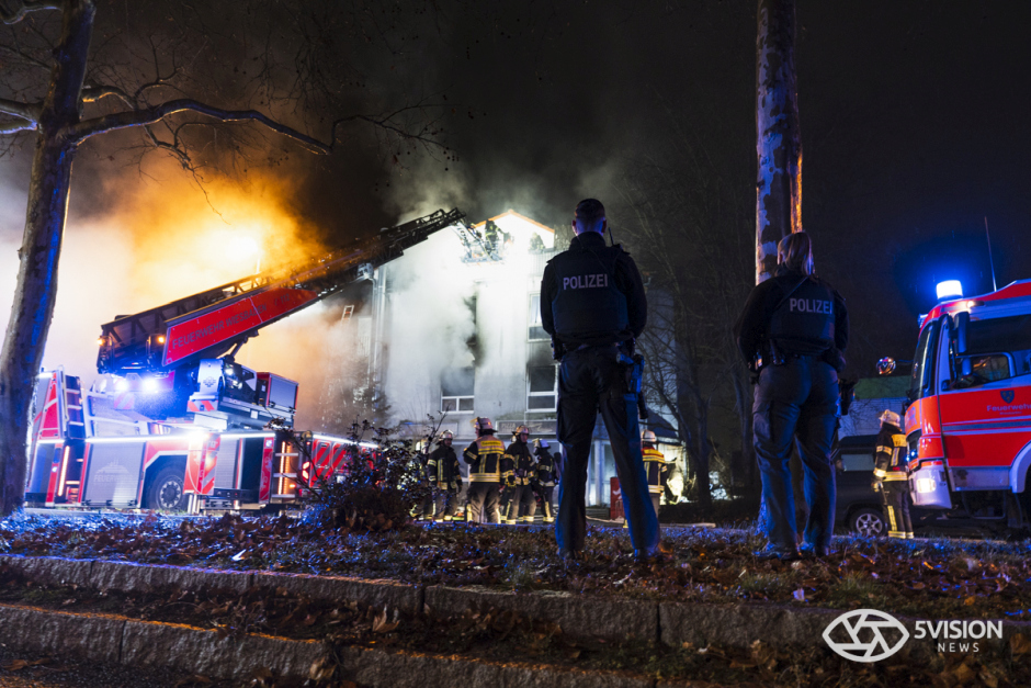 Großeinsatz in Mainz-Kostheim: Feuerwehr Wiesbaden bekämpft lodernden Brand in leerstehendem Haus in der Hochheimer Straße. 47 Einsatzkräfte im Action-Einsatz – Gebäude brannte bereits 2025 und öfter in der Vergangenheit.